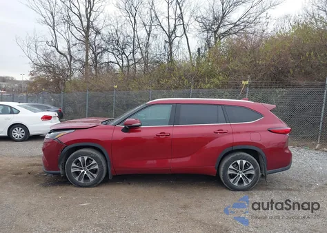 2021 Toyota Highlander Xle z USA, uszkodzony, nr VIN 5TDGZRBH5MS558053